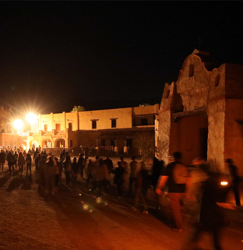 Keyros_482x497_crowd